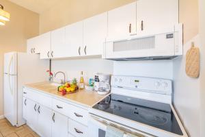 Ocean View Oasis with Free Parking, A Waikiki Gem!的厨房或小厨房