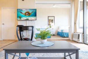 Ocean View Oasis with Free Parking, A Waikiki Gem!的电视和/或娱乐中心