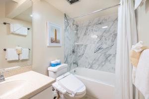 Ocean View Oasis with Free Parking, A Waikiki Gem!的一间浴室