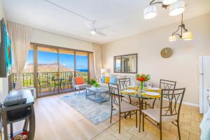 ホノルルにあるOcean View Oasis with Free Parking, A Waikiki Gem!のテーブルと椅子のあるダイニングルームとリビングルーム