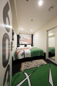 東京にあるHOTEL TAVINOS Hamamatsucho - Vacation STAY 51014のベッドルーム1室(ベッド2台、大きな窓付)