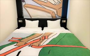a bedroom with two beds and a painting on the wall at HOTEL TAVINOS Hamamatsucho - Vacation STAY 51015 in Tokyo