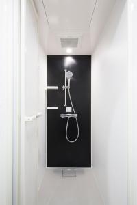 東京にあるHOTEL TAVINOS Hamamatsucho - Vacation STAY 51015の黒い壁のバスルーム(シャワー付)