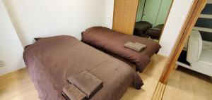 1 cama con 2 almohadas en una habitación en 札幌市中心部大通公園まで徒歩十分観光移動に便利なロケーションh203 en Sapporo