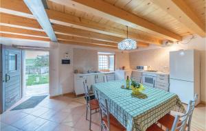 eine Küche mit einem Tisch mit Stühlen und einem Kühlschrank in der Unterkunft Lessinia 2 in Selvavecchia