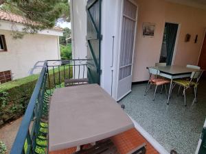 Studio Argelès-sur-Mer, 1 pièce, 4 personnes - FR-1-388-209 في أرجيليه سور مير: طاولة وكراسي على شرفة منزل