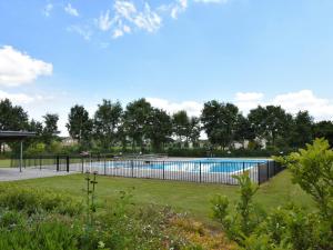 Πισίνα στο ή κοντά στο Holiday Home in Flevoland with Pool