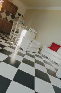 Cette chambre est dotée d'un sol en damier noir et blanc. dans l'établissement Temporario Nonogasta, à Nonogasta