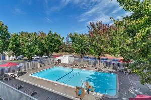 Vue sur la piscine de l'établissement Motel 6-Santa Rosa, CA - North ou sur une piscine à proximité