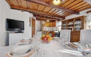 ein Esszimmer mit einem Tisch mit Tellern und Weingläsern in der Unterkunft Cozy Home In Sveti Ivan Zabno With Wifi in Sveti Ivan Žabno
