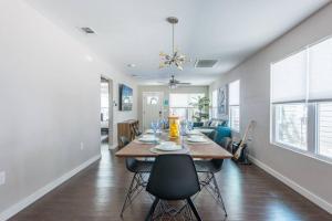 a dining room and living room with a table and chairs at MODERN DOWNTOWN HOME CLOSE TO THE RIVERWALK, PEARL AND AT&T CENTER in San Antonio