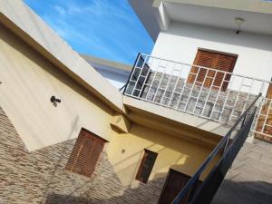 - un bâtiment avec un balcon sur le côté dans l'établissement Temporario Nonogasta, à Nonogasta