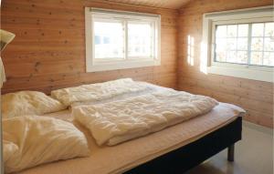 duas camas num quarto com duas janelas em Gorgeous Home In Farsund With Kitchen em Farsund