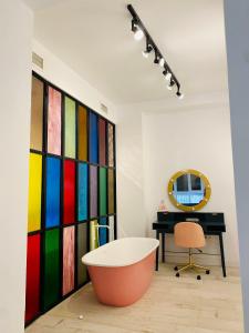 Habitación con una pared de paneles de cristal coloridos. en Casa Carmen Murcia, en Murcia