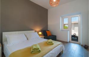 Postel nebo postele na pokoji v ubytování Gorgeous Apartment In Sutivan With Wifi