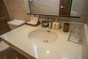 un bagno con lavabo e servizi igienici. di Parklane Bohol Resort and Spa ad Anda Altre 54 foto