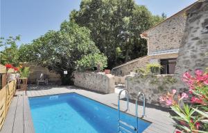 uma piscina no quintal de uma casa em Lovely Home In Laroque Des Alberes With Private Swimming Pool, Can Be Inside Or Outside em Laroque-des-Albères