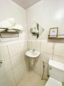 Koupelna v ubytování Nordic Themed 1BR Condo - 50 mbps net - Marilao Bulacan - TheRichPlacePh