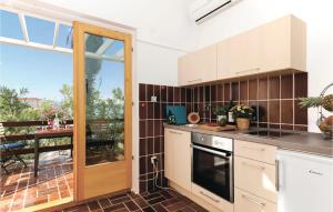 Kuchyňa alebo kuchynka v ubytovaní Cozy Home In Sibenik With Kitchen