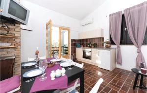Kuchyňa alebo kuchynka v ubytovaní Cozy Home In Sibenik With Kitchen + 16 fotografií