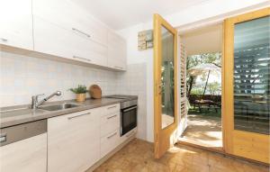 Kuchyňa alebo kuchynka v ubytovaní Cozy Home In Sibenik With Kitchen