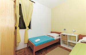 Posteľ alebo postele v izbe v ubytovaní Cozy Home In Sibenik With Kitchen
