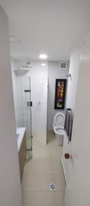 a bathroom with a toilet and a shower and a sink at Vista Playa in Cartagena de Indias