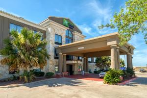 een hotel met een bord op de voorgevel van een gebouw bij Holiday Inn Express and Suites Beeville by IHG in Beeville