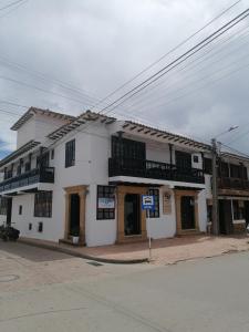 un bâtiment blanc au coin d'une rue dans l'établissement Beraka Boutique, à Villa de Leyva