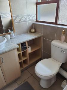 y baño con aseo blanco y lavamanos. en Unit 29, Dumela Holiday Resort, en Margate
