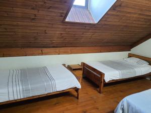 Habitación en el ático con 2 camas y tragaluz en Unit 29, Dumela Holiday Resort, en Margate