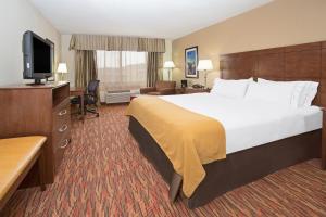 Gulta vai gultas numurā naktsmītnē Holiday Inn Express & Suites Truth Or Consequences, an IHG Hotel