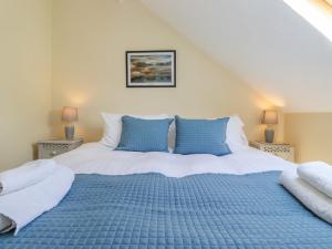 Кровать или кровати в номере Primrose Cottage