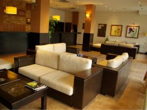 un soggiorno con un divano e un tavolo di Bansko Ski Apartments in Bansko Royal Towers a Bansko