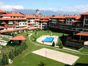 vista aerea su un complesso di appartamenti con piscina di Bansko Ski Apartments in Bansko Royal Towers a Bansko