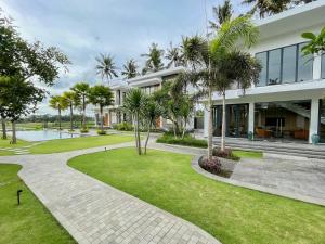 uma casa com um jardim e uma passagem em The Valerian Villa Ubud em Ubud