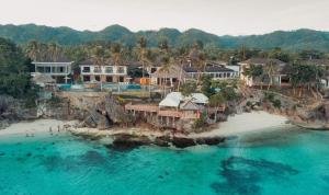 una vista aerea di un resort su una spiaggia di Parklane Bohol Resort and Spa ad Anda