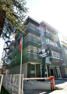 un edificio con un cartel delante en Cadde 7 Otel, en Ankara
