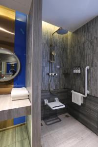Bilik mandi di Holiday Inn Express Hengshui Railway Station by IHG