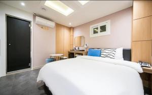 Uma cama ou camas num quarto em Bay 202 Hotel