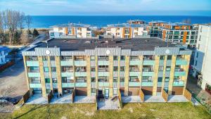 an apartment building with the ocean in the background at Dünenhof DB3 042 Dünenhof in Heiligenhafen