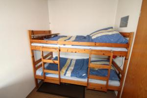 a couple of bunk beds in a room at Dünenhof DB3 042 Dünenhof in Heiligenhafen