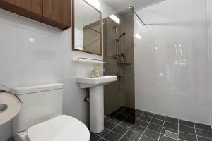 uma casa de banho com um WC, um lavatório e um espelho. em Hongdae 3bedroom apartment #14 em Seul