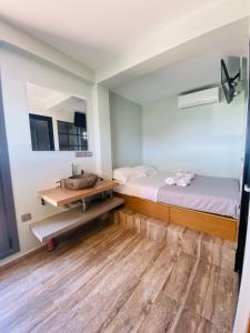 Tempat tidur dalam kamar di 200Mbps Wifi - Penthouse With Acropolis View
