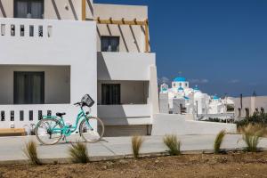 un vélo bleu garé devant un bâtiment dans l'établissement Alenor City Hotel, à Naxos Chora