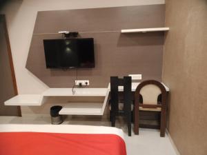 TV a/nebo společenská místnost v ubytování HOTEL AIRPORT INN ONE
