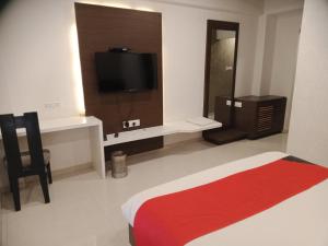 TV a/nebo společenská místnost v ubytování HOTEL AIRPORT INN ONE