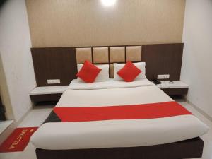Postel nebo postele na pokoji v ubytování HOTEL AIRPORT INN ONE