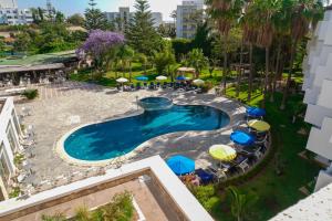 O vedere a piscinei de la sau din apropiere de Odyssee Park Hotel