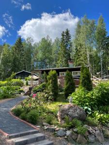 una casa en el bosque con jardín en Villa Safari, en Perniö